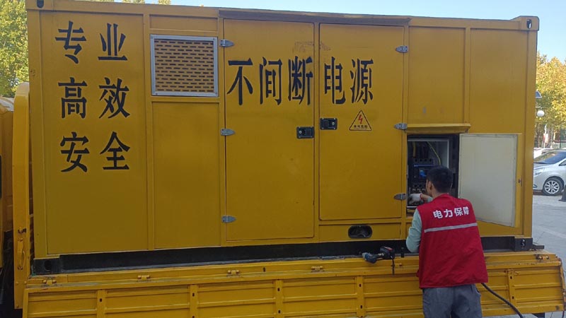 镇安柴油发电机组和UPS电源配合使用时，如何避免切换过程中的电力中断？